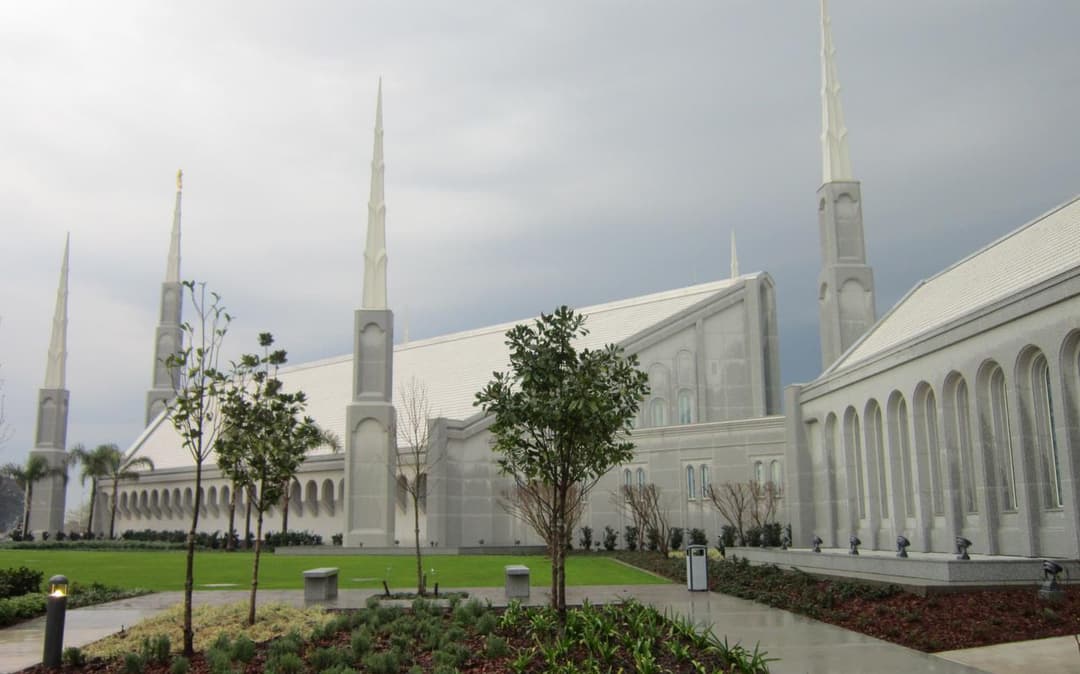 Pemandangan luar Bait Suci Buenos Aires Argentina yang dikelilingi oleh tanaman hijau yang rimbun.