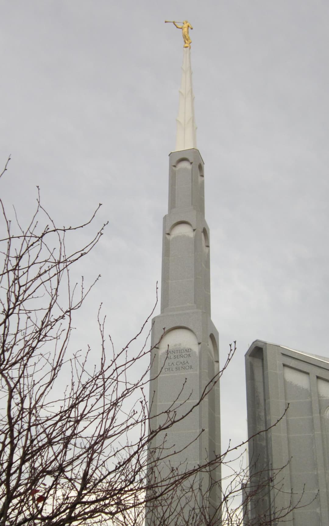 Jalan setapak yang tenang menuju pintu masuk bait suci.