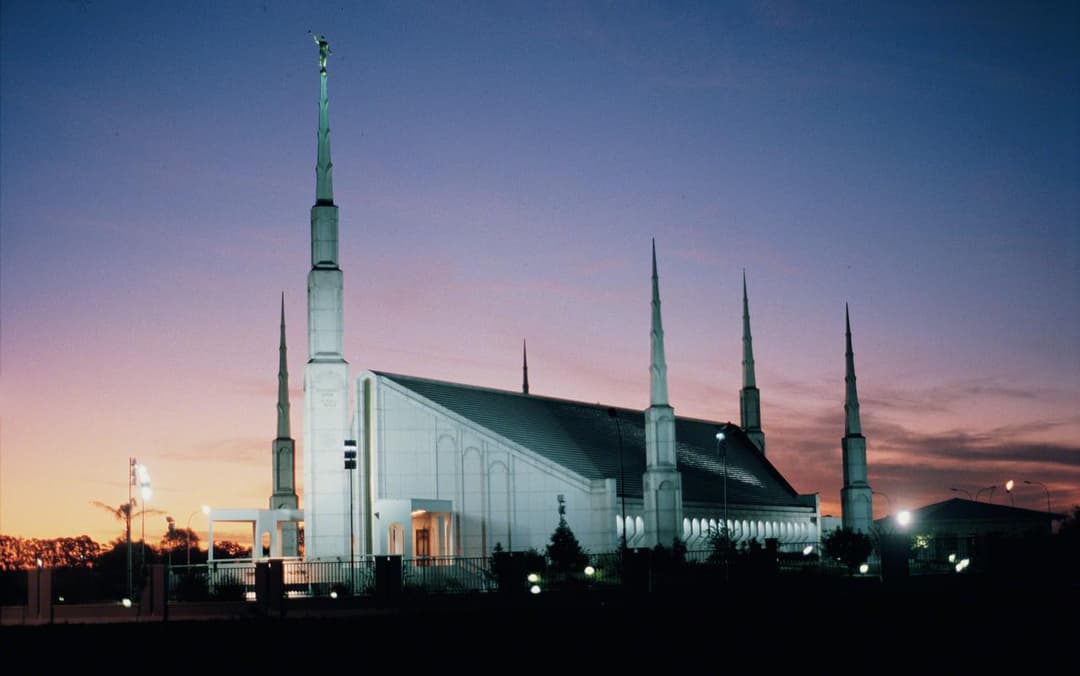 Enam menara abu-abu tinggi bait suci yang menjulang ke langit.