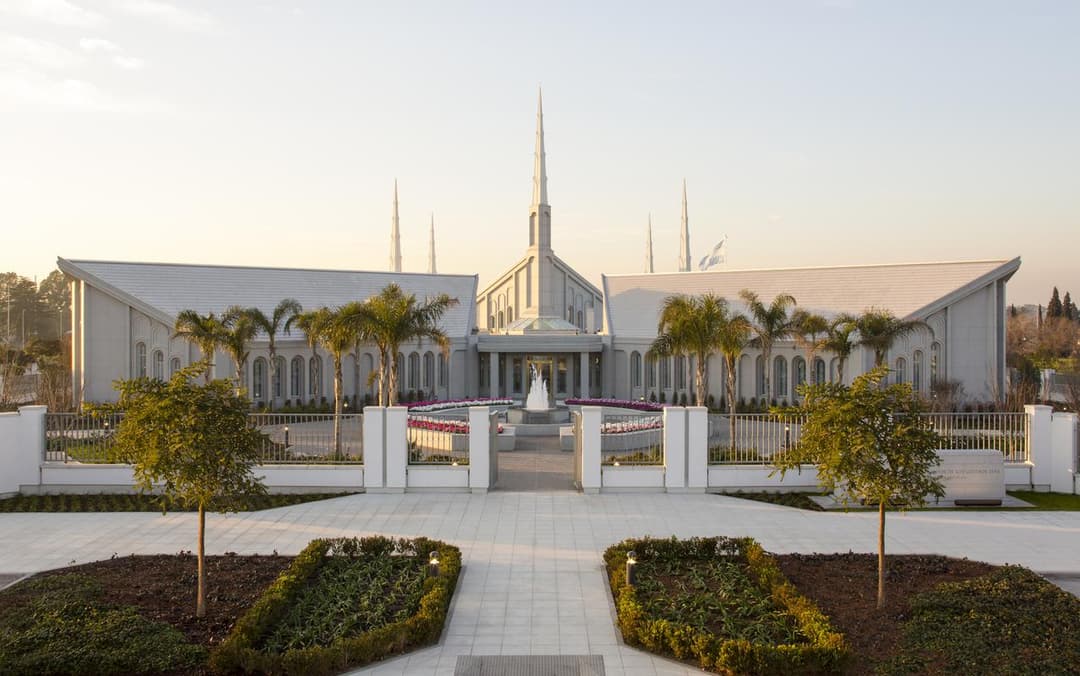 Taman-taman yang tertata indah mengelilingi bait suci.