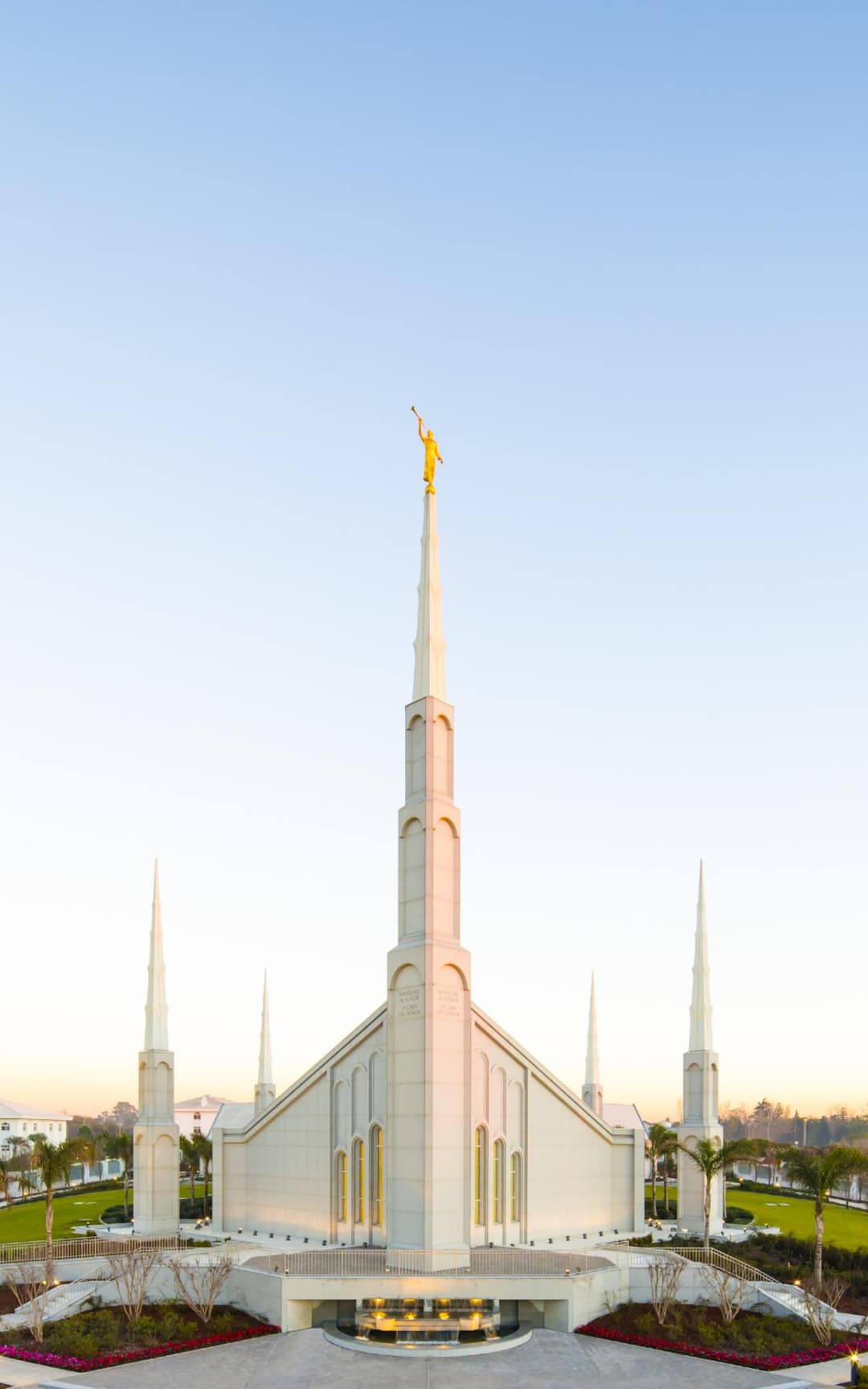 Bait suci yang memantulkan langit biru yang cerah.