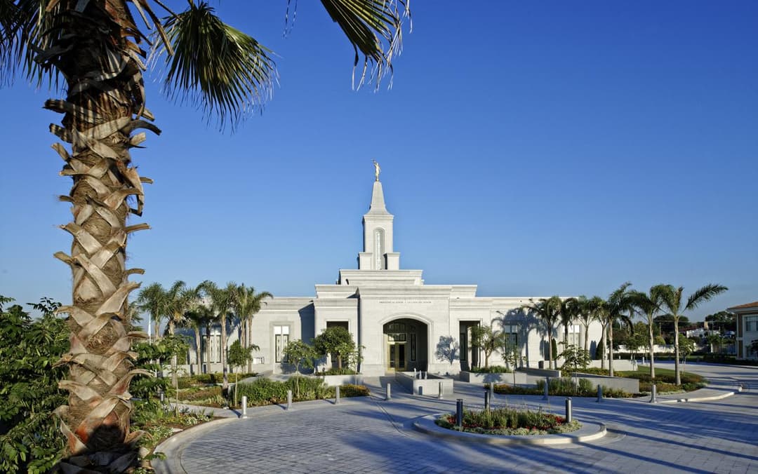 Wide-angle daytime view of the Córdoba Argentina Temple front entrance.