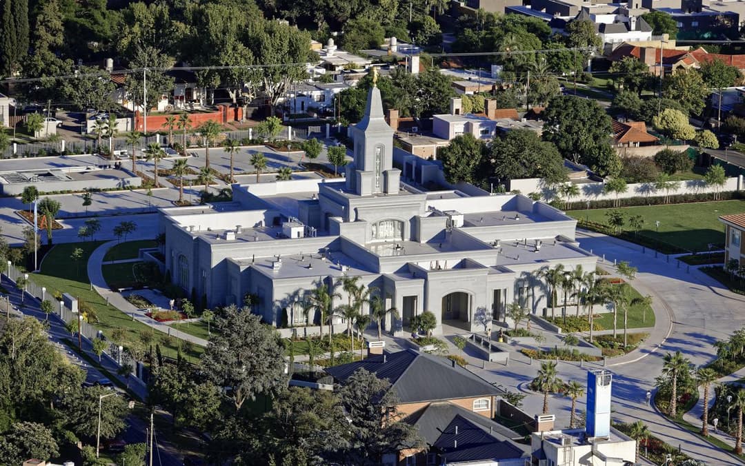 Aerial view of the Córdoba Argentina Temple and its landscaped grounds.