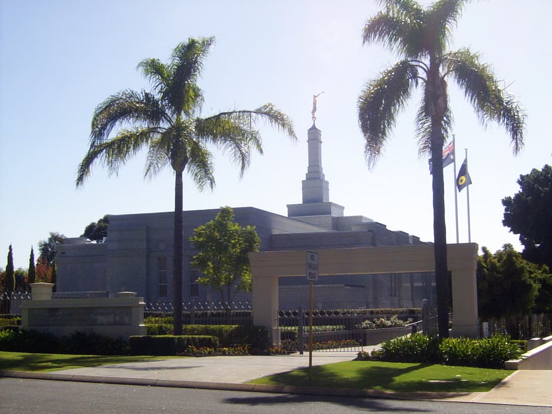 מבט בשעות היום על ה-Brisbane Australia Temple ממוסגר בעצי דקל.