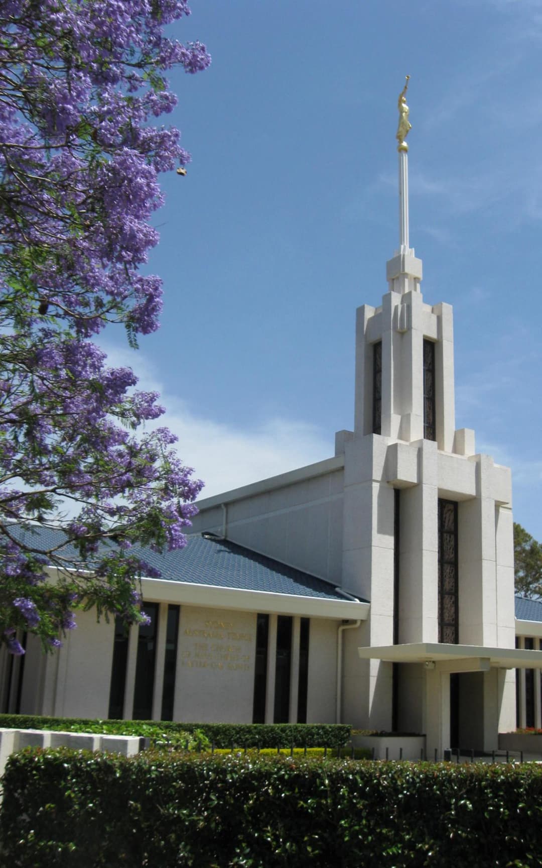 Le temple de Sydney, en Australie, entouré d'une végétation luxuriante.