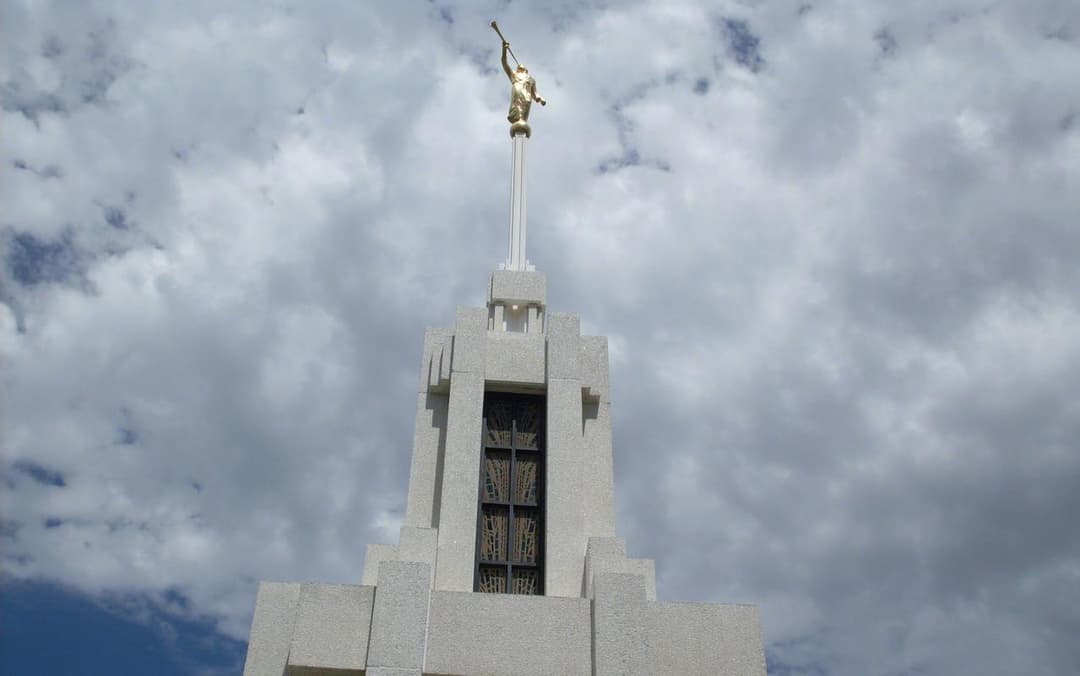 Une vue sereine du temple se reflétant dans la lumière du soir.