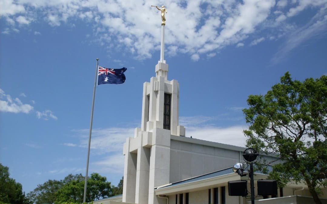 L'architecture élégante du temple se démarque sur le ciel australien.