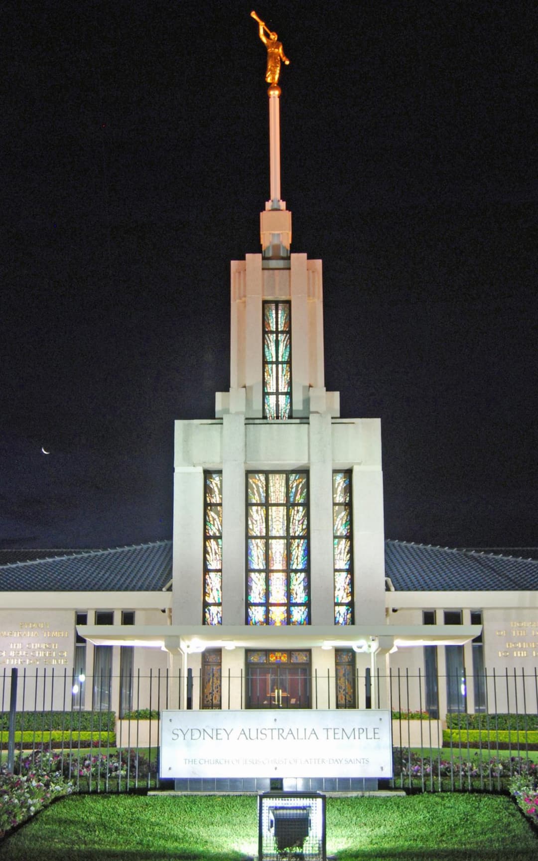 Un regard plus attentif sur le terrain bien entretenu du temple.