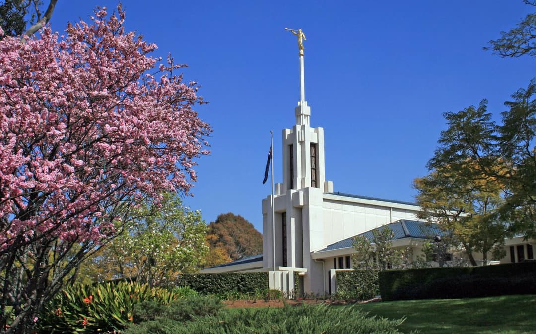 L'entrée du temple, accueillant les visiteurs et les membres.