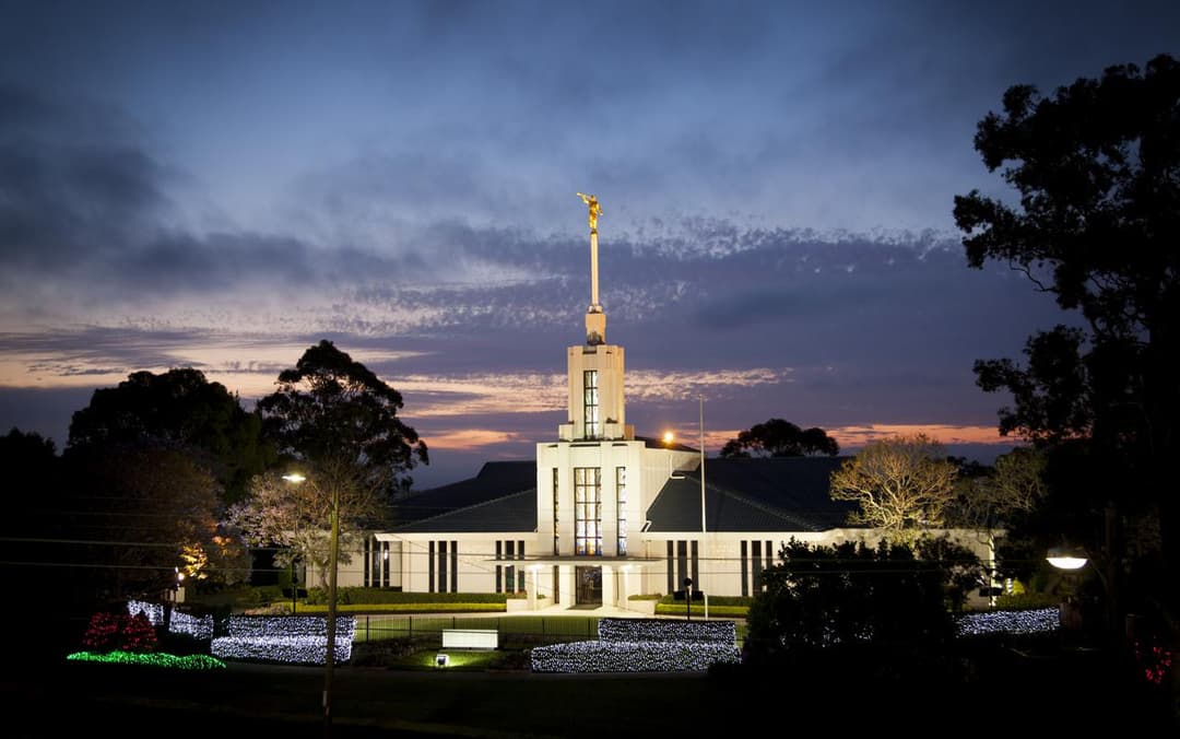 La statue de l'Ange Moroni au sommet de la flèche du temple.