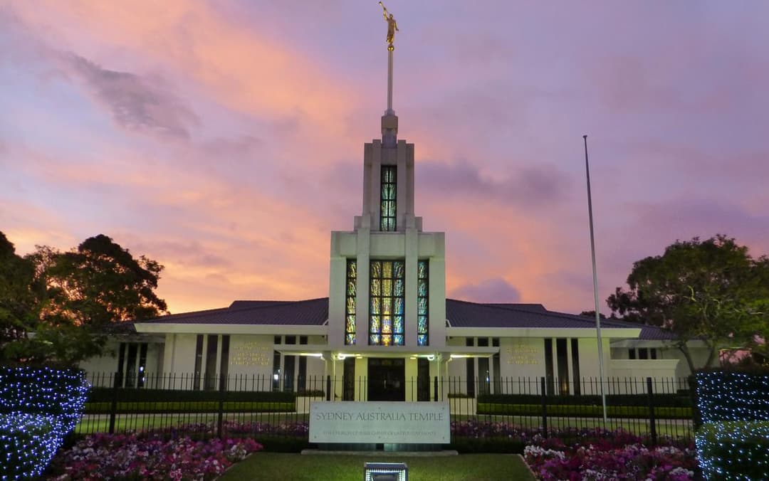 Un chemin paisible menant au temple.