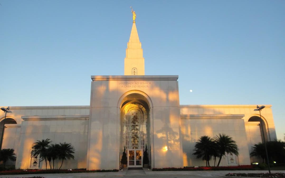Ingresso frontale del Campinas Brazil Temple al tramonto.