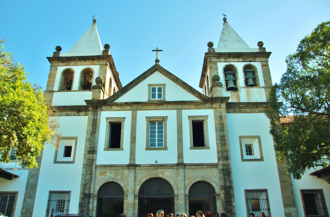Front facade of Mosteiro de São Bento with twin spires in daylight.