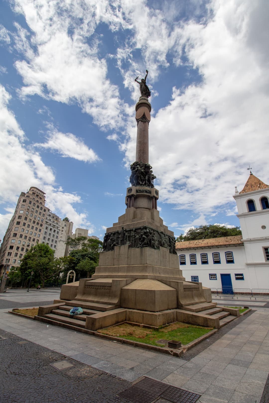 Wide-angle daytime view of the monument at Praça Pateo do Collegio.
