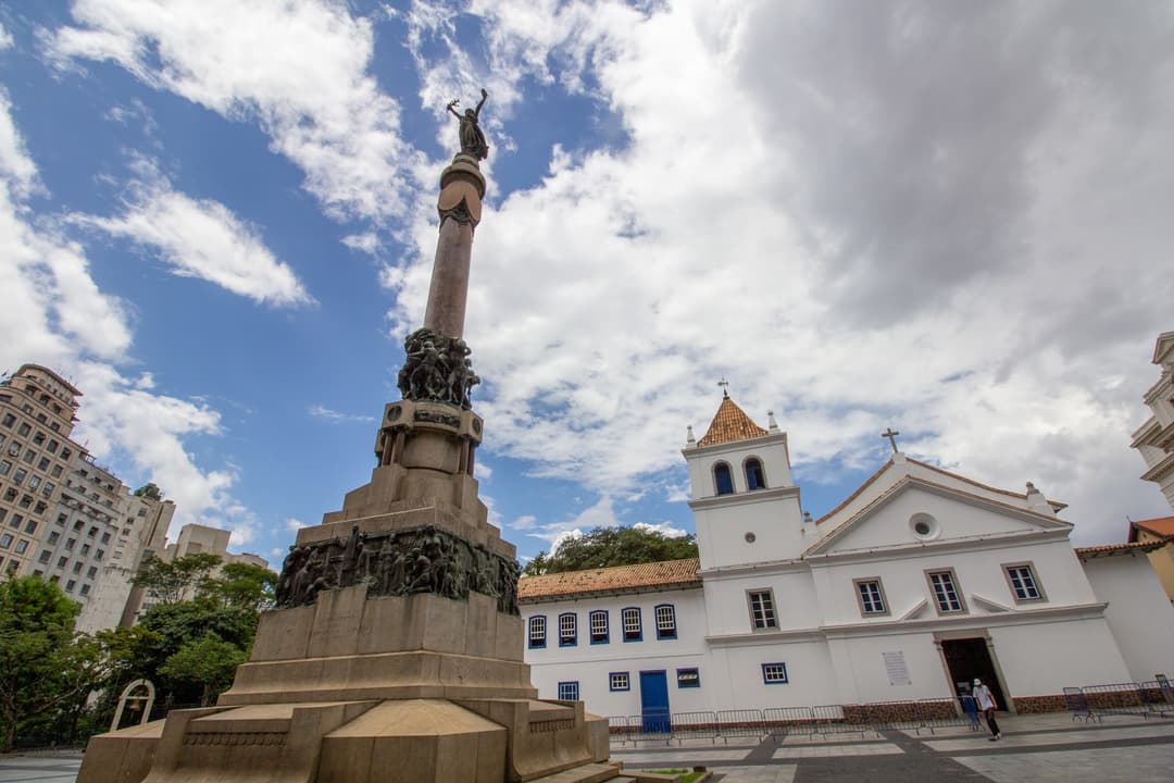 Low-angle exterior view of the Anchieta Monument and Pátio do Colégio.