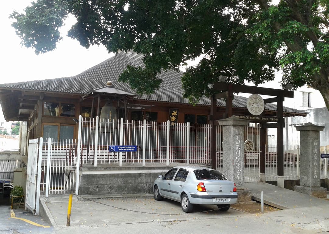 Front entrance and exterior view of Templo Busshinji.