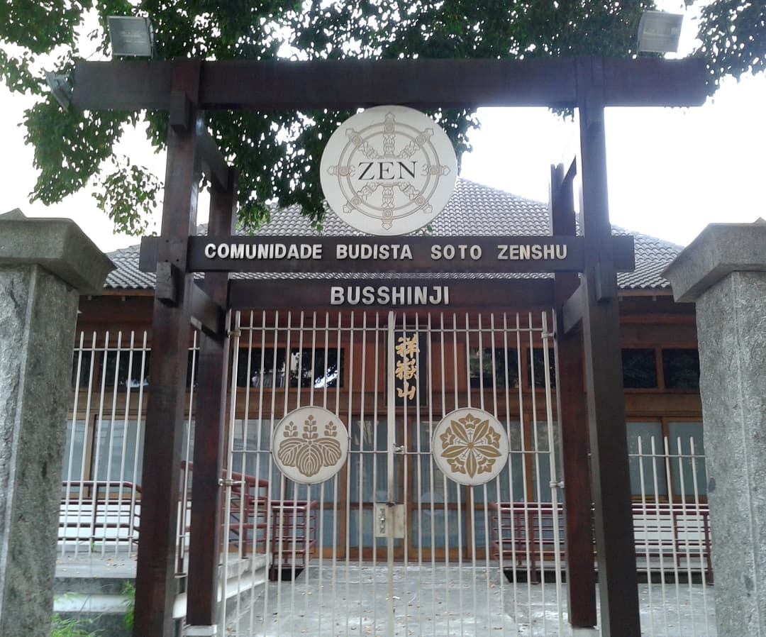Front view of the main entrance gate to Templo Busshinji.