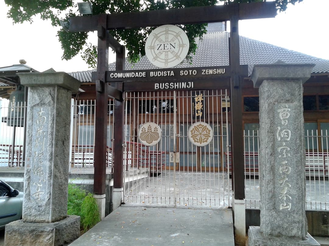 Front entrance gate of Templo Busshinji in São Paulo.