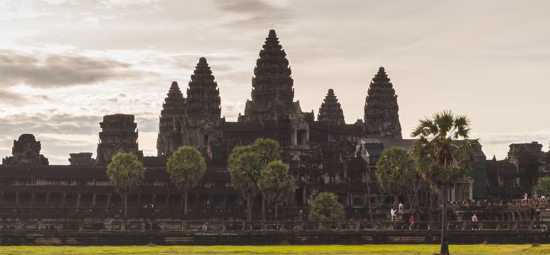 Die Türme von Angkor Wat in der Dämmerung, vom vorderen Rasen aus gesehen.