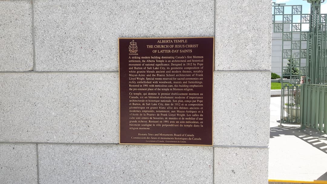 Historische Gedenktafel an einer Granitwand des Cardston Alberta Tempels.