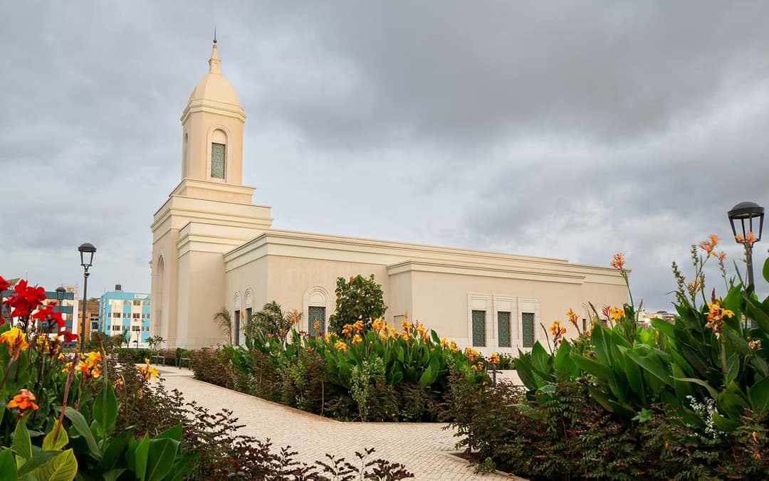 Exterior view of the Praia Cape Verde Temple and landscaped grounds.