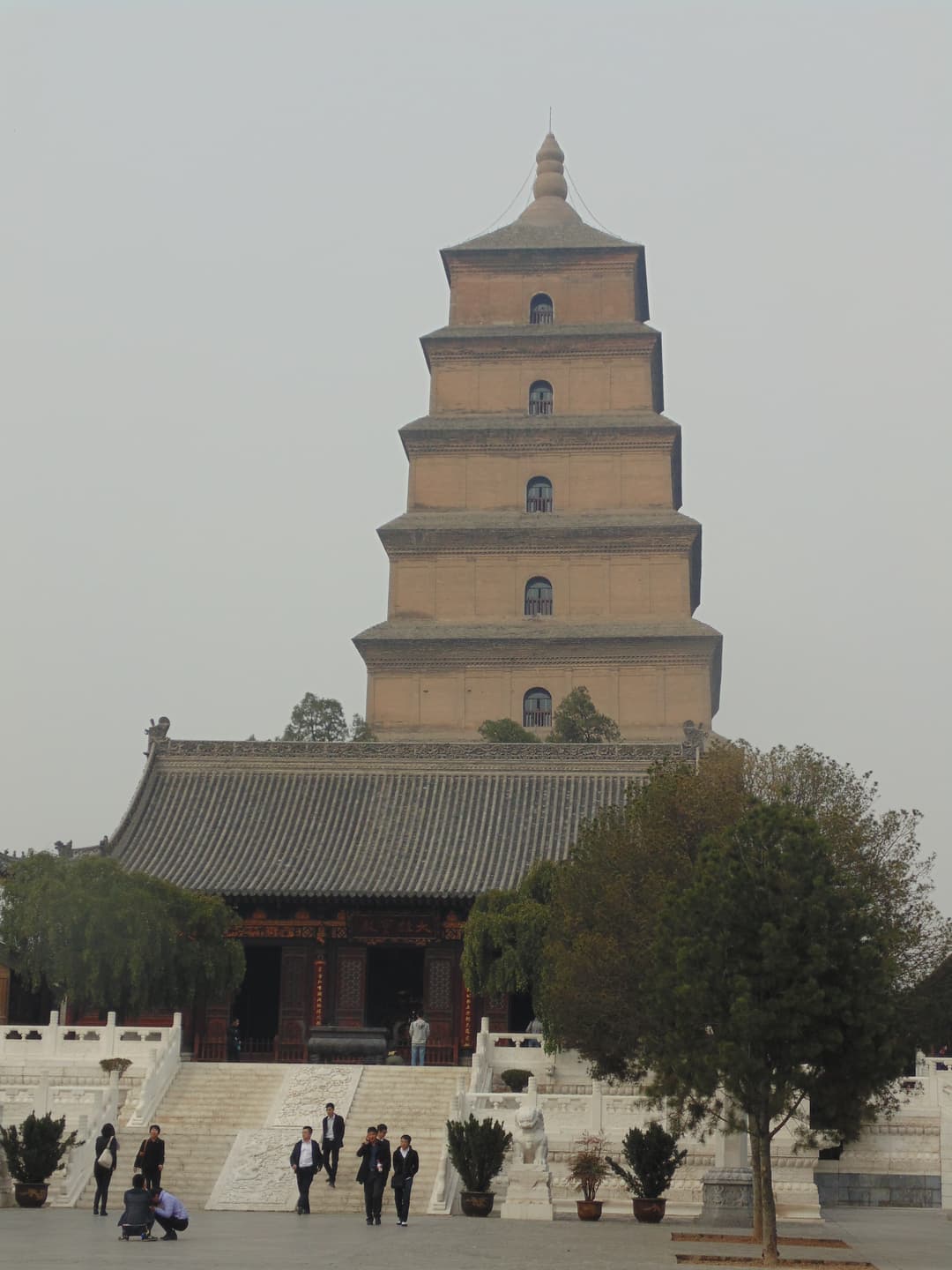 Giant Wild Goose Pagoda rising behind the Da Ci'en Temple hall.