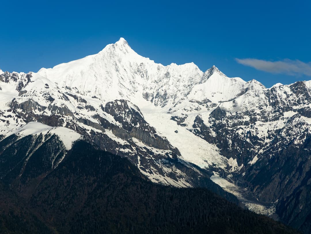 Daytime view of the snow-capped Kawagarbo peak and Mingyong Glacier.