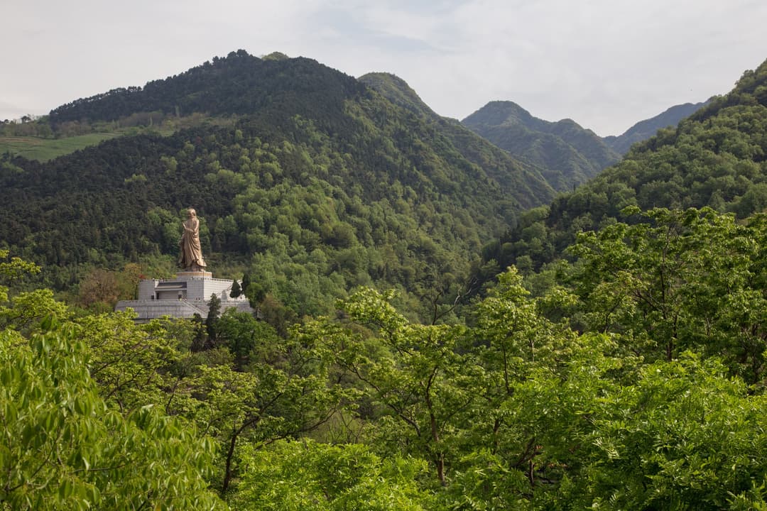 A panoramic view of the Mount Longhu landscape.