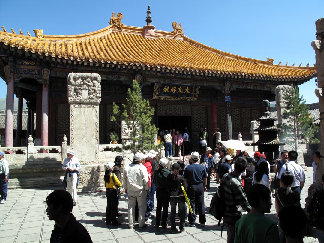 一条宁静的瀑布从山坡上倾泻而下，象征着道的纯洁与宁静。