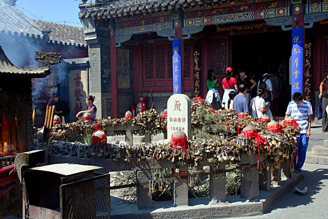Terreno di un tempio taoista, con lucchetti e bruciatore di incenso.