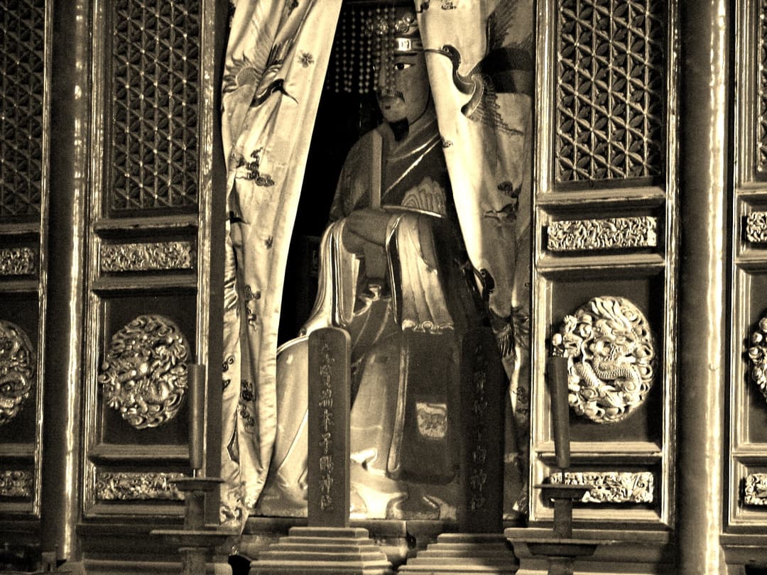 Seated statue of Confucius inside the shrine of Dacheng Hall.