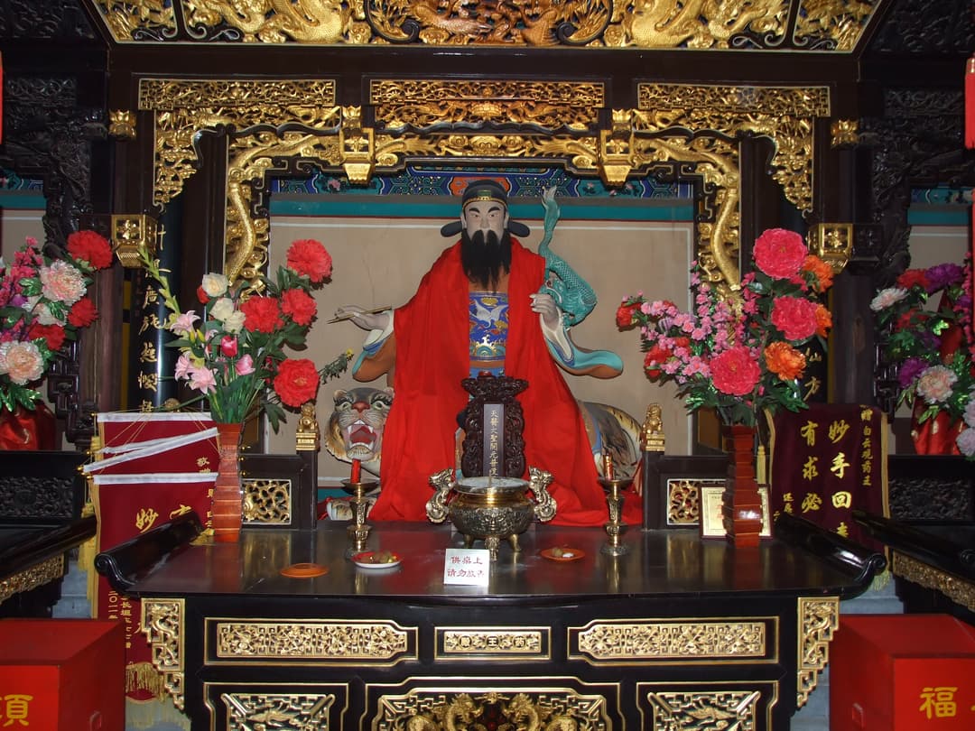 Statue of Sun Simiao inside the Medicine King Hall, White Cloud Temple