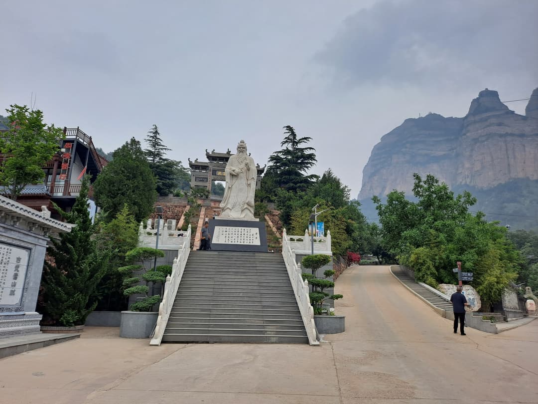 天柱峰の金殿、金箔を施した青銅建築の傑作。