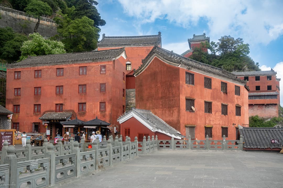 崖面に建てられた南岩宮は、建築と自然の調和を例示しています。