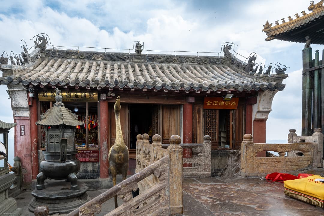 武当山の峰々に囲まれた古代の寺院。