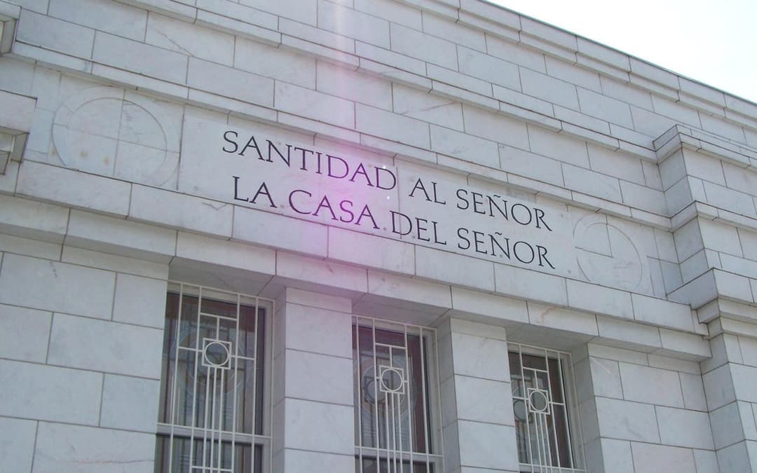 Close-up of the "Santidad al Señor" inscription on the exterior facade.