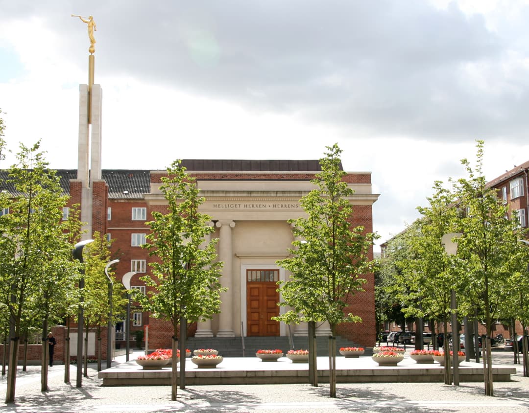 Front entrance and spire of the Copenhagen Denmark Temple, daytime.