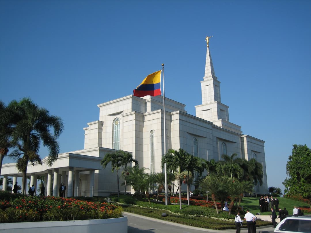 Exterior del Templo de Guayaquil Ecuador con la bandera ecuatoriana, el Ángel Moroni y jardines.