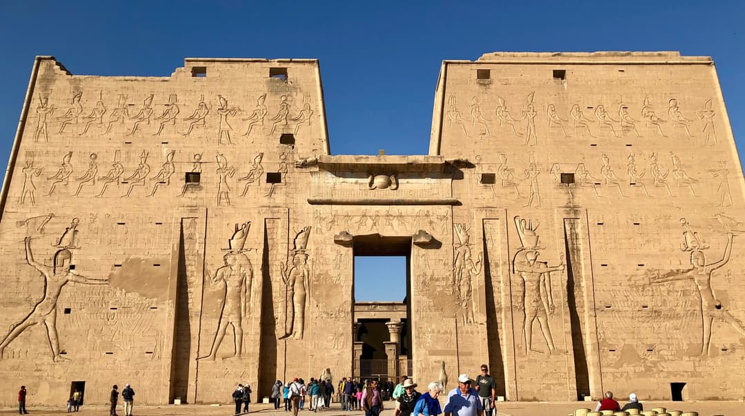 منظر بانورامي لمعبد إدفو، يسلط الضوء على هيكله المحفوظ جيدًا.