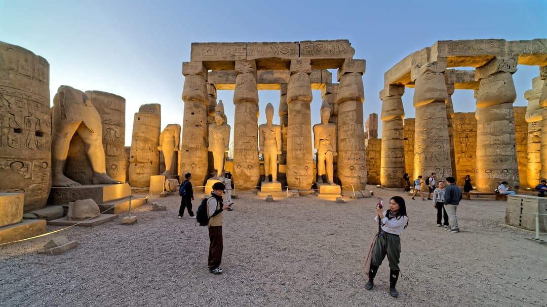 Un gros plan des sculptures détaillées du temple.