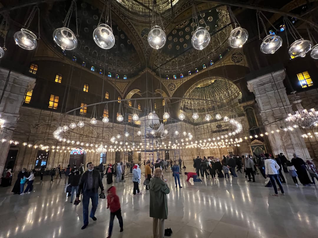 清真寺的庭院，设有净身喷泉和钟楼。