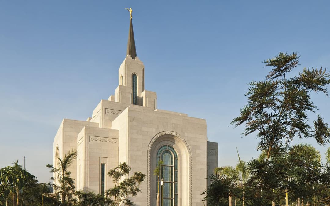 Daytime low-angle view of the San Salvador El Salvador Temple and spire.
