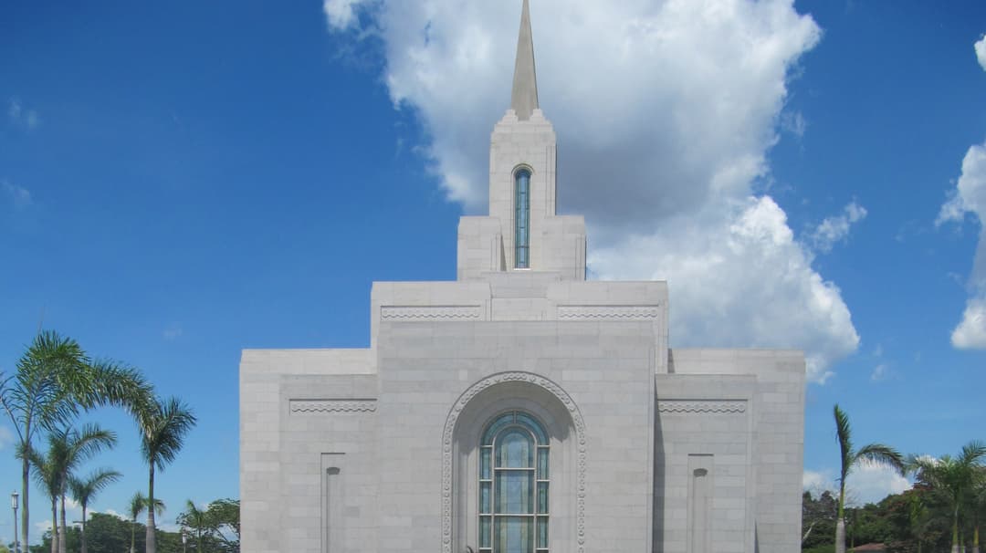 Symmetrical front view of the San Salvador El Salvador Temple in daylight.
