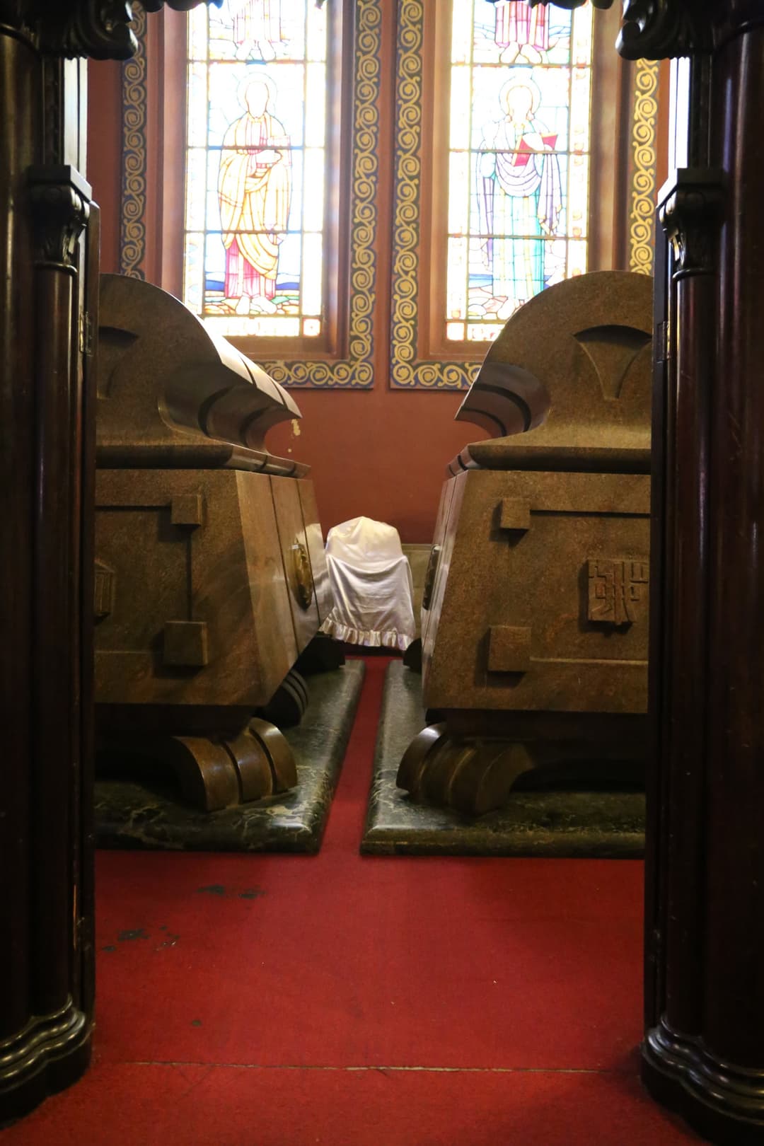 Interior da Catedral da Santíssima Trindade: Túmulos do mausoléu com vitrais.