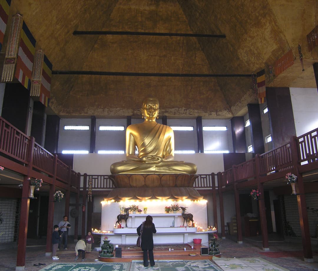 Interior of the Grande Pagode featuring the monumental golden Buddha