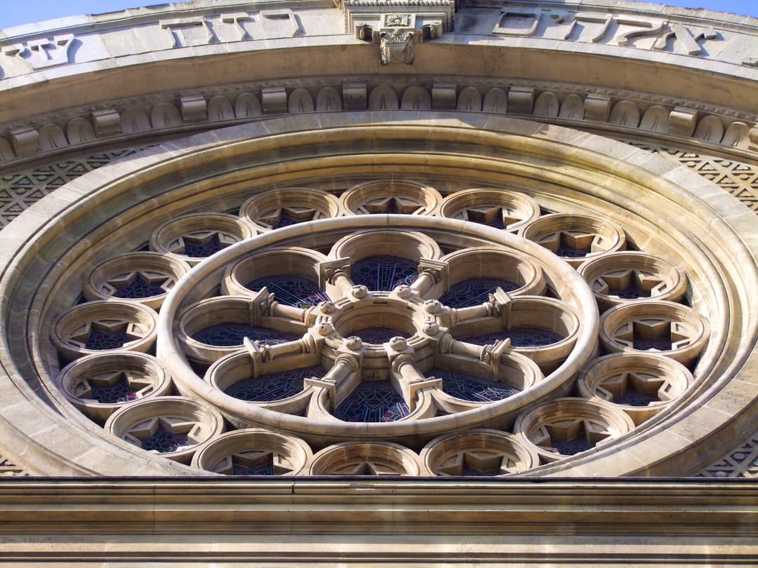 Exterior close-up of the rose window on the Grande Synagogue de Paris.