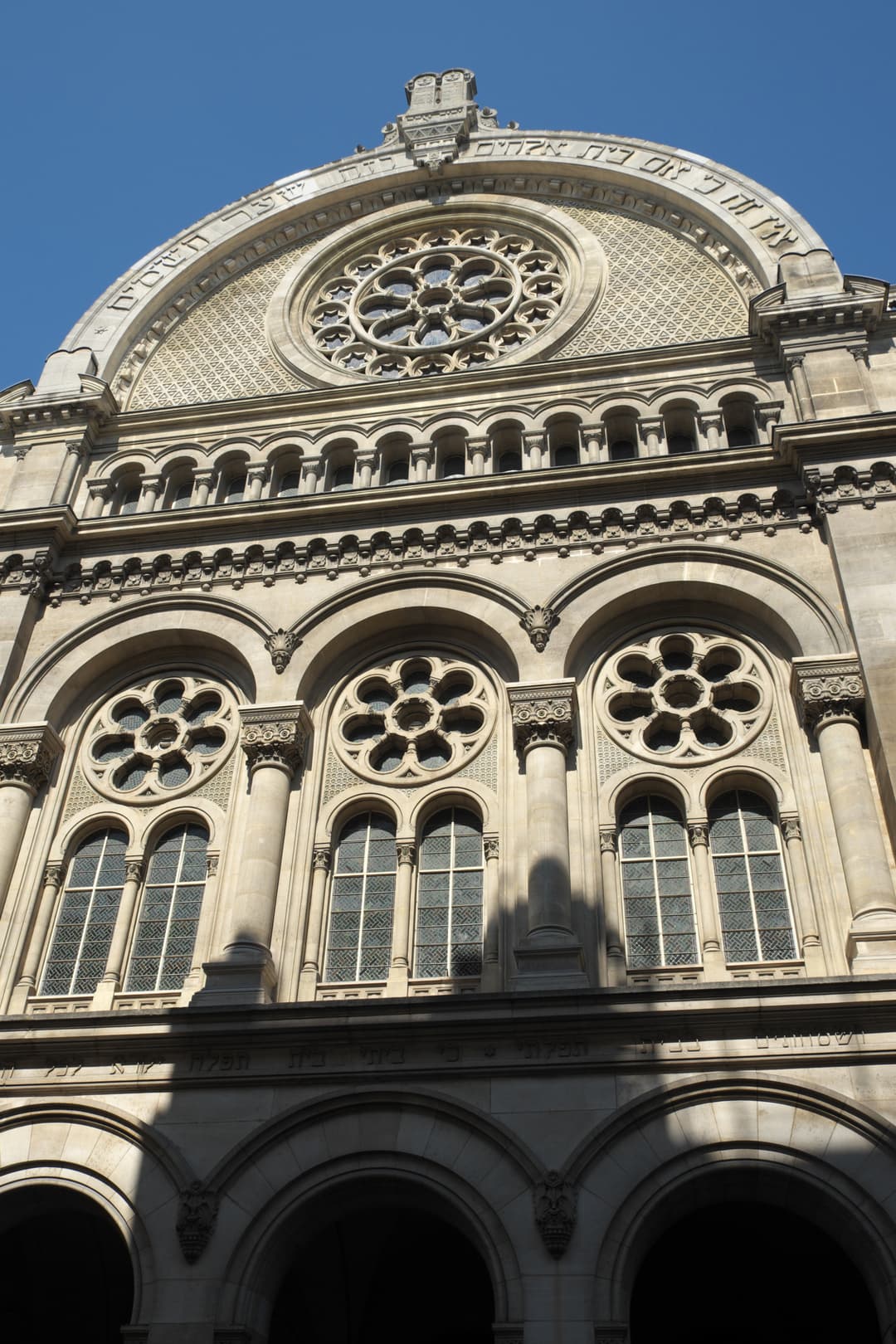 Low-angle view of the main facade of the Grande Synagogue de Paris.