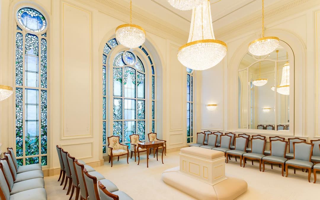 Intérieur du temple de Paris : Salle de scellement avec chaises, fenêtres et lustres.