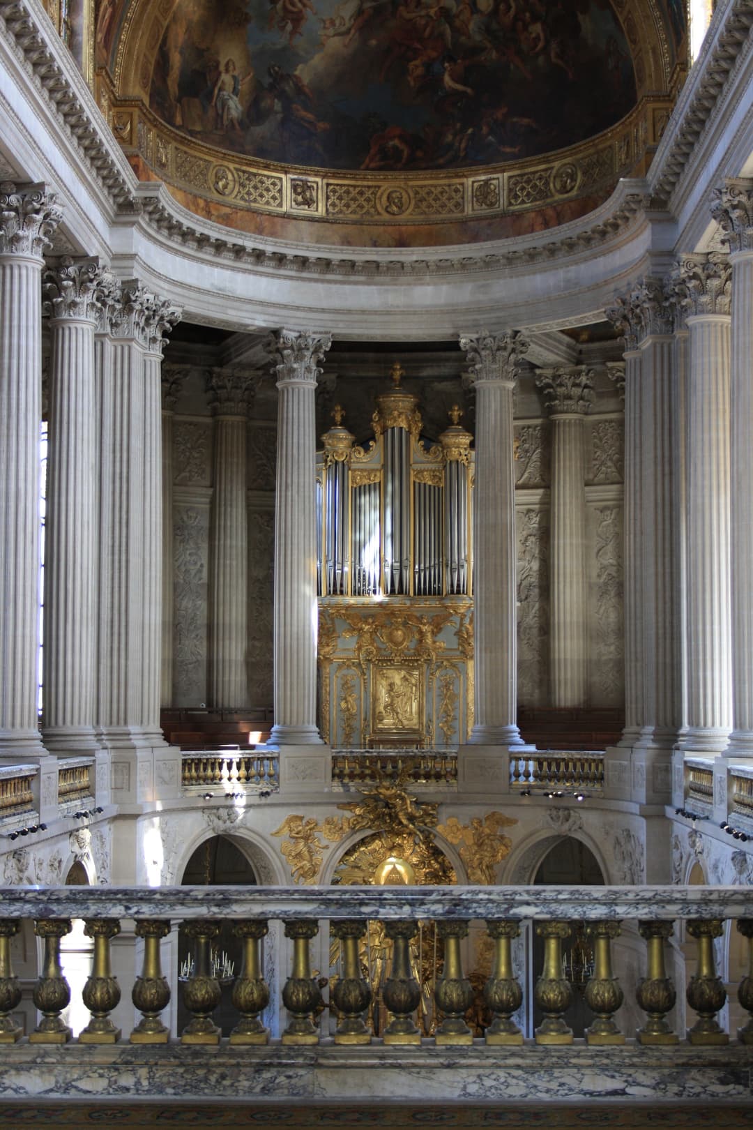 The upper tribune and organ of the Royal Chapel of Versailles.
