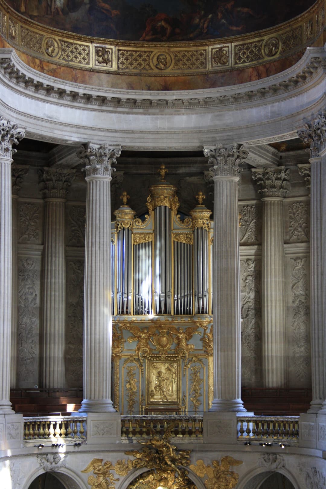 Pipe organ flanked by Corinthian columns in the Royal Chapel of Versailles.